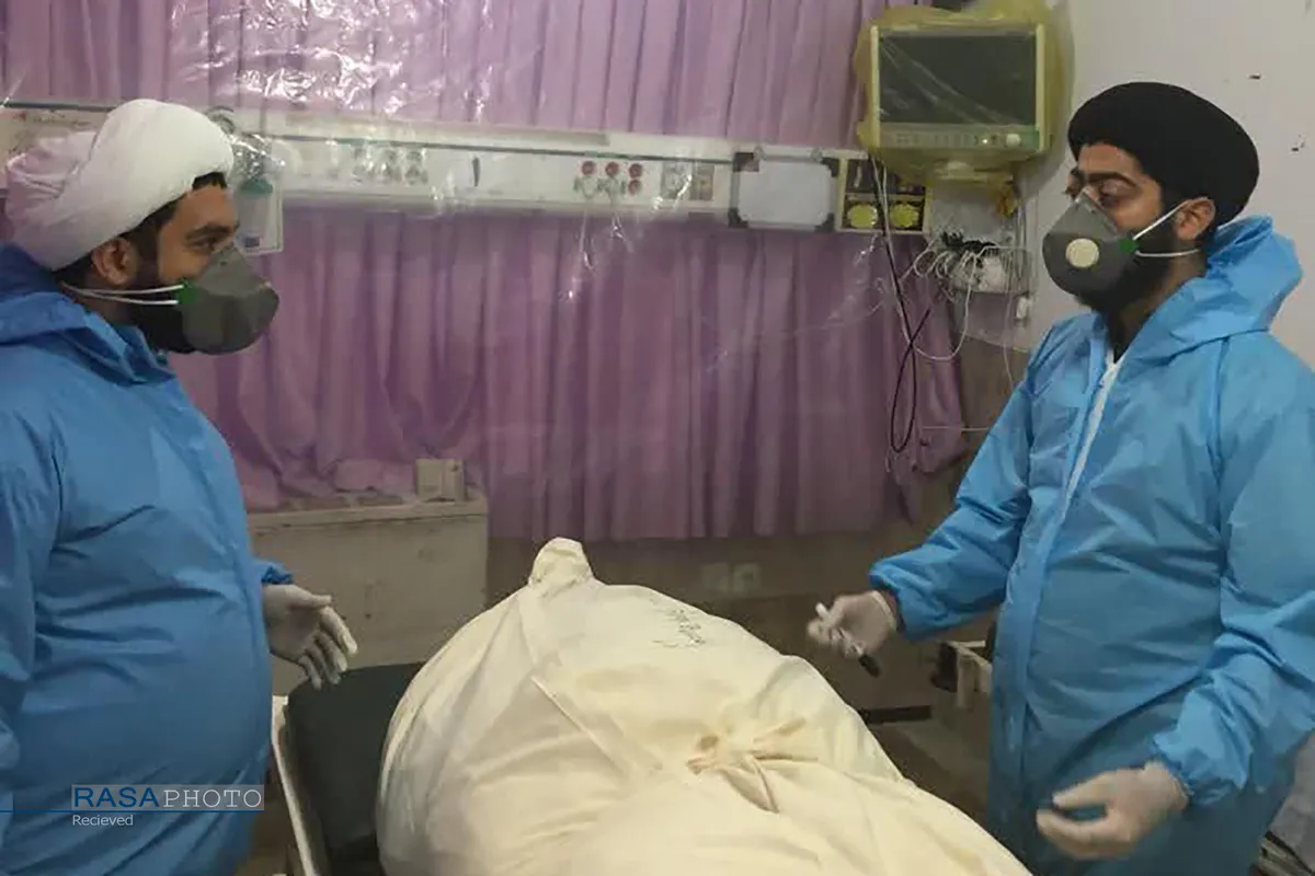 فعالیت جهادی طلاب در تجهیز اموات کرونایی در گیلان