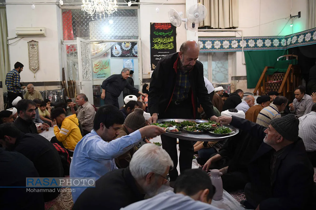 سفره پر برکت افطاری ساده در مسجد مدنی قم