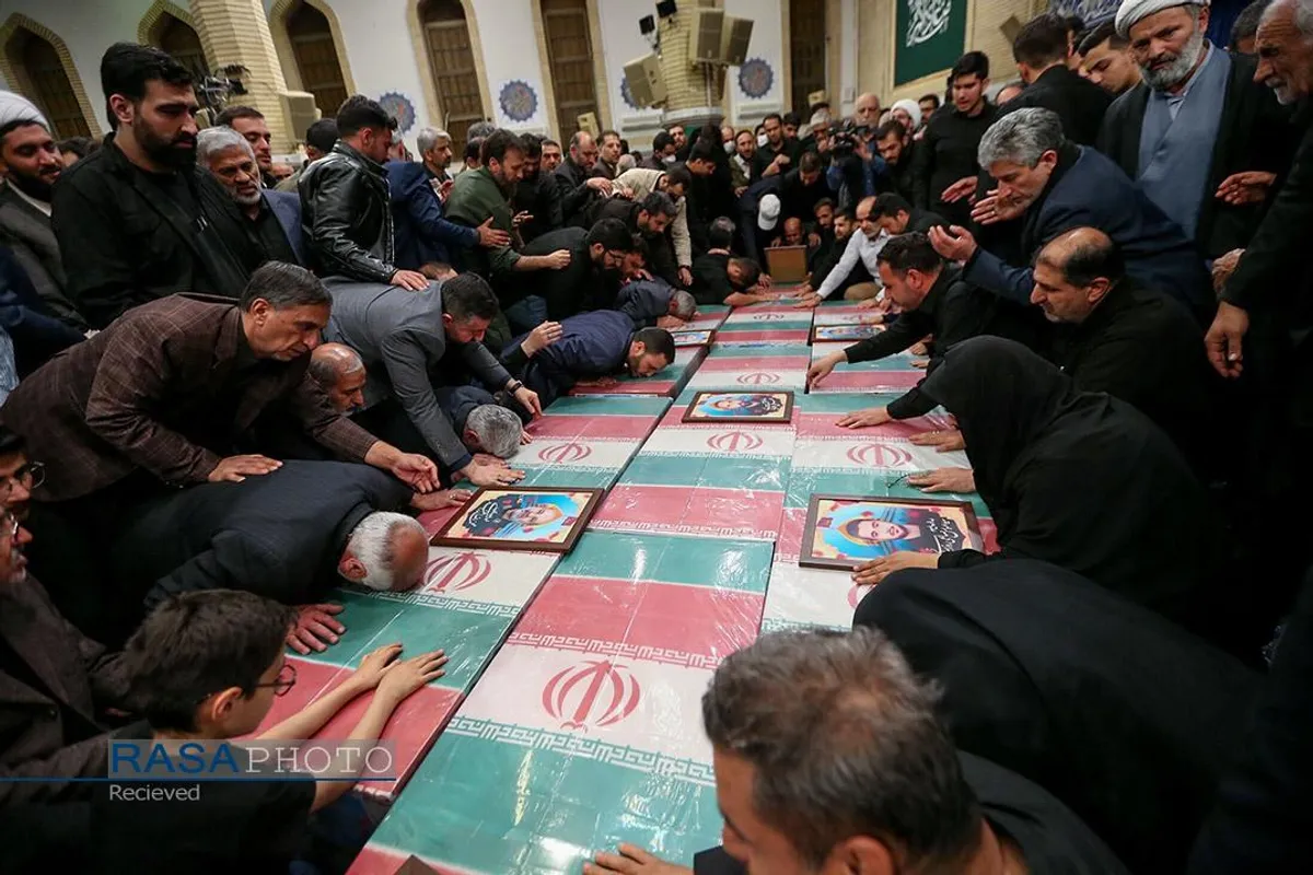 اقامه نماز توسط مقام معظم رهبری بر پیکر هفت شهید راه قدس