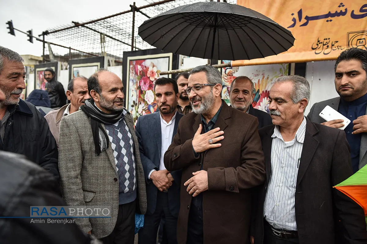 بعثت انقلاب | راهپیمایی مردم شیراز در زیر بارش باران در روز ۲۲ بهمن