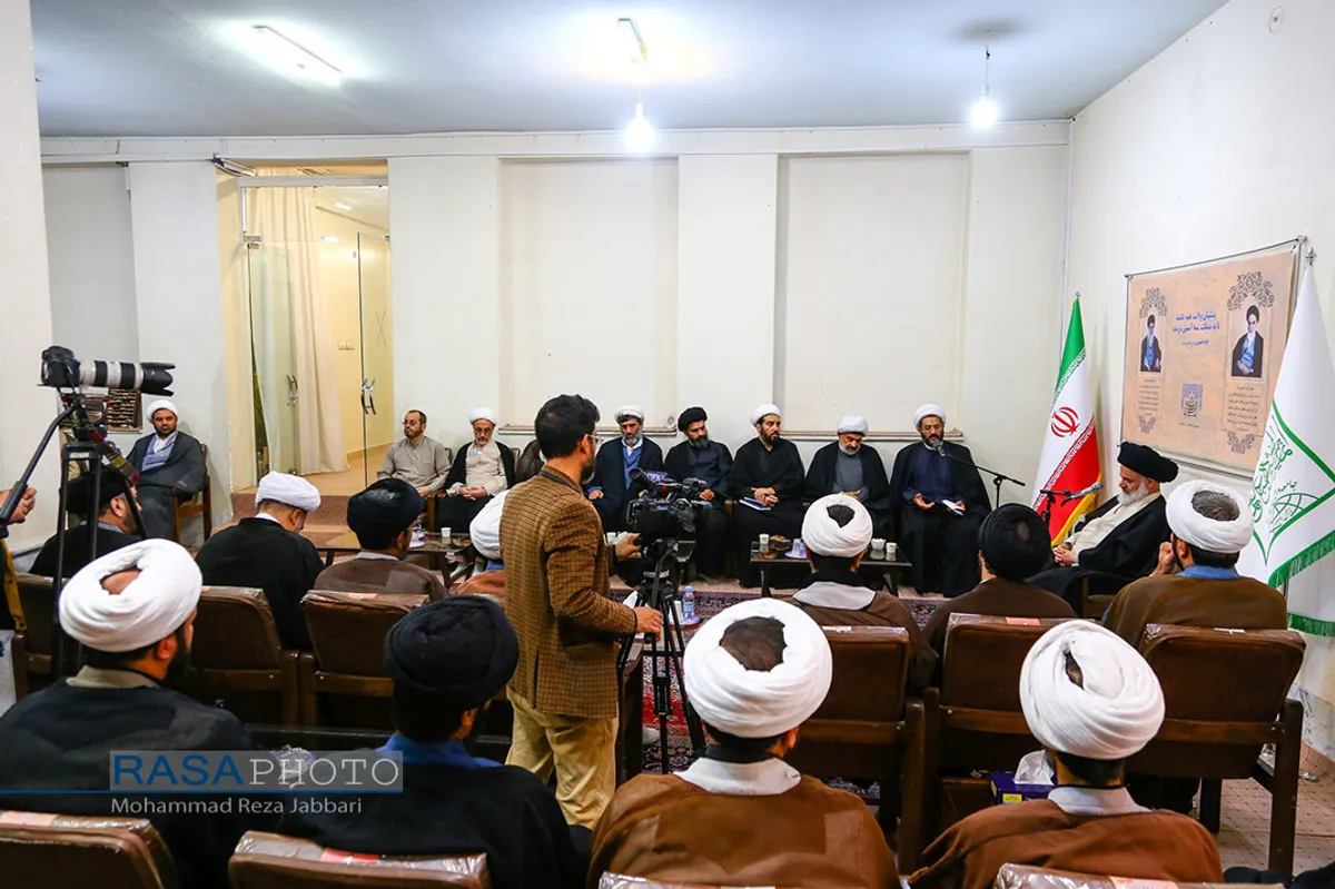 دیدار معاون فرهنگی اوقاف با آیت الله حسینی بوشهری&lrm;&lrm;