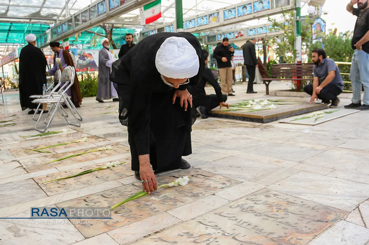 غبار روبی مزار شهدای دفاع مقدس توسط اعضا دفتر رهبری در قم