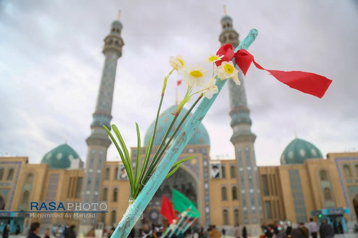 آئین جاروکشی خادمان مسجد مقدس جمکران در آستانه نیمه شعبان
