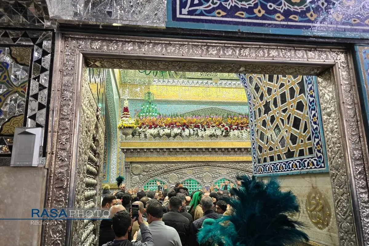 گل&zwnj;آرایی ضریج مطهر حضرت امام رضا (علیه&zwnj;السلام) در شب نیمه شعبان
