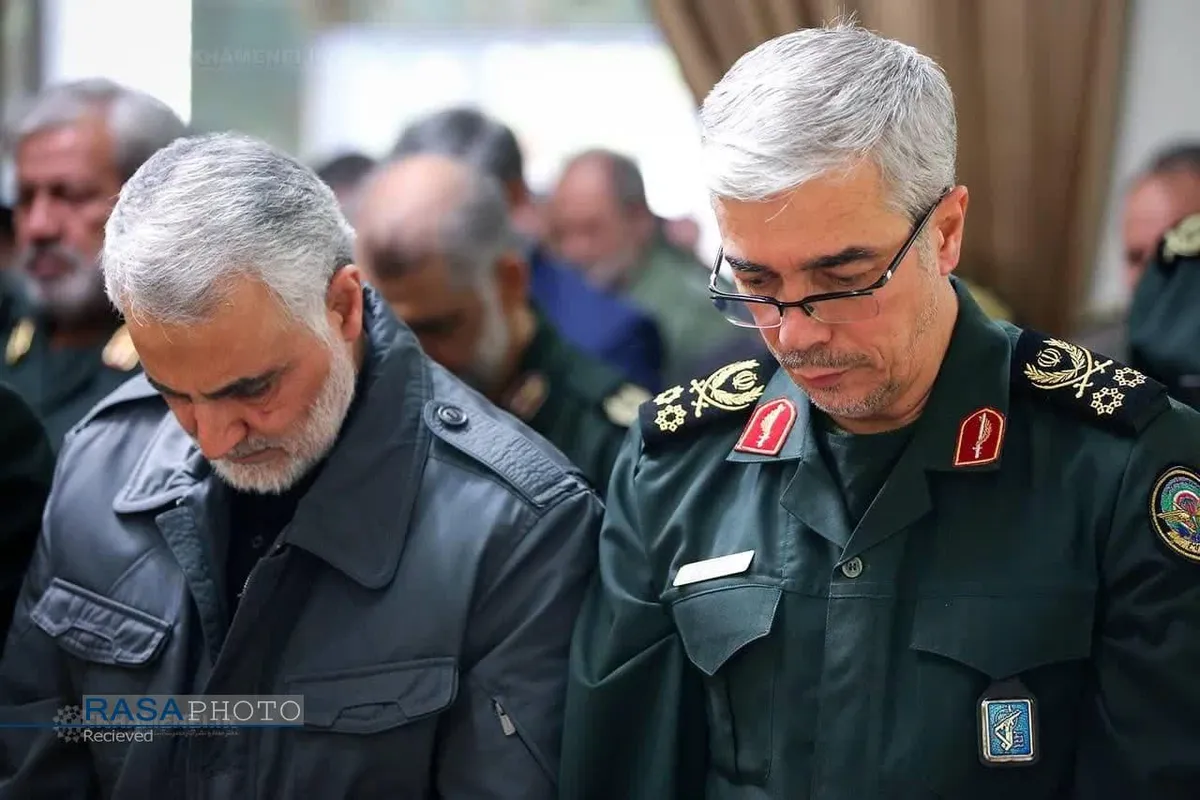 تصویر دیده&zwnj;نشده&zwnj;ای از شهیدان حاج قاسم سلیمانی و حاج محمدحسین باقری در صف نماز جماعت در جریان یکی از دیدارهای رهبر معظم انقلاب