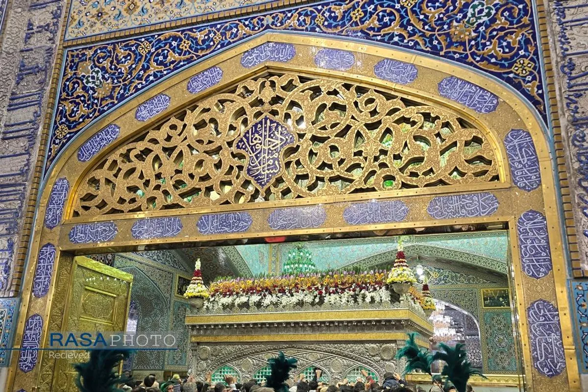 گل&zwnj;آرایی ضریج مطهر حضرت امام رضا (علیه&zwnj;السلام) در شب نیمه شعبان