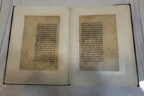 رونمایی از نسخه خطی کتاب اهدایی رهبر شهید به کتابخانه حرم رضوی