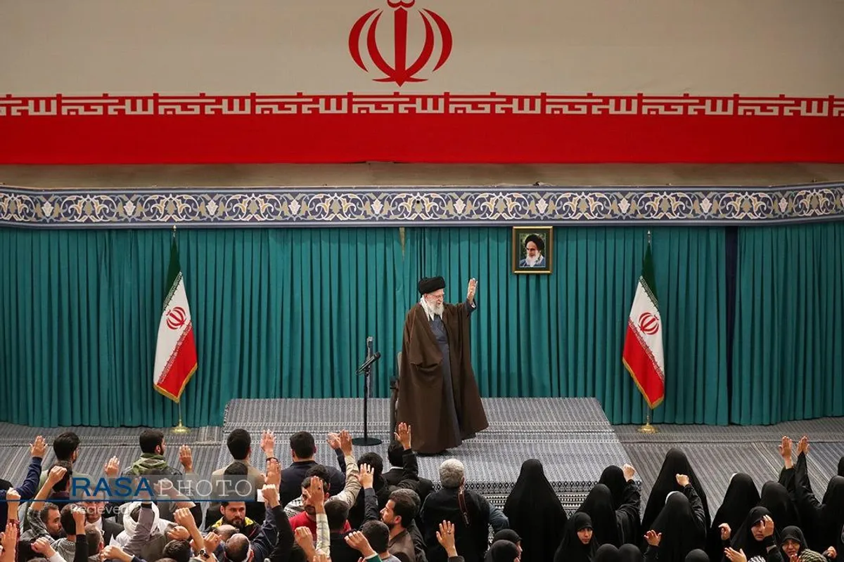 دیدار جمعی از رأی اولی&zwnj;ها و خانواده&zwnj;های شهدا با رهبر انقلاب