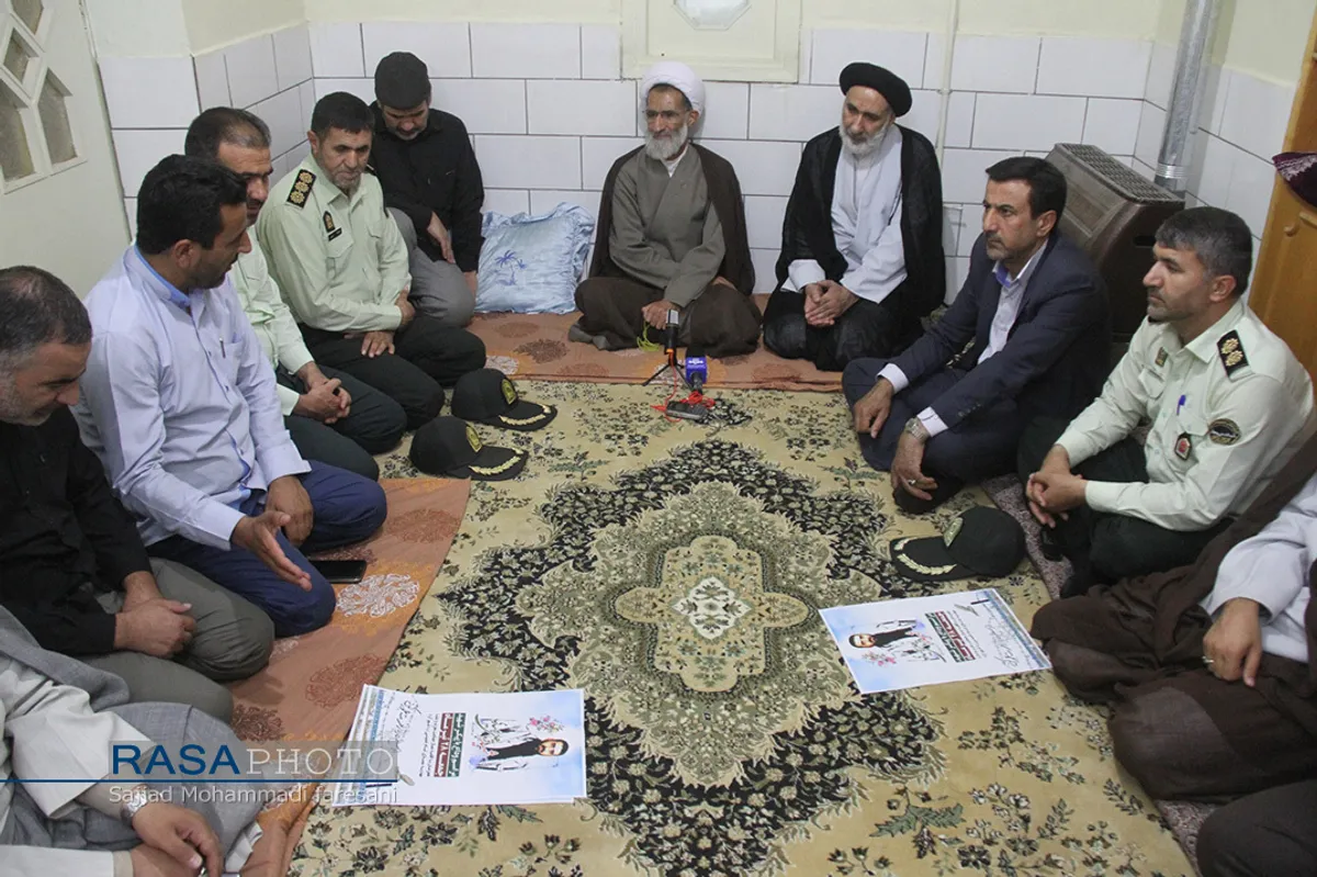 حضور امام حمعه شهرکرد در منزل شهید مدافع وطن
