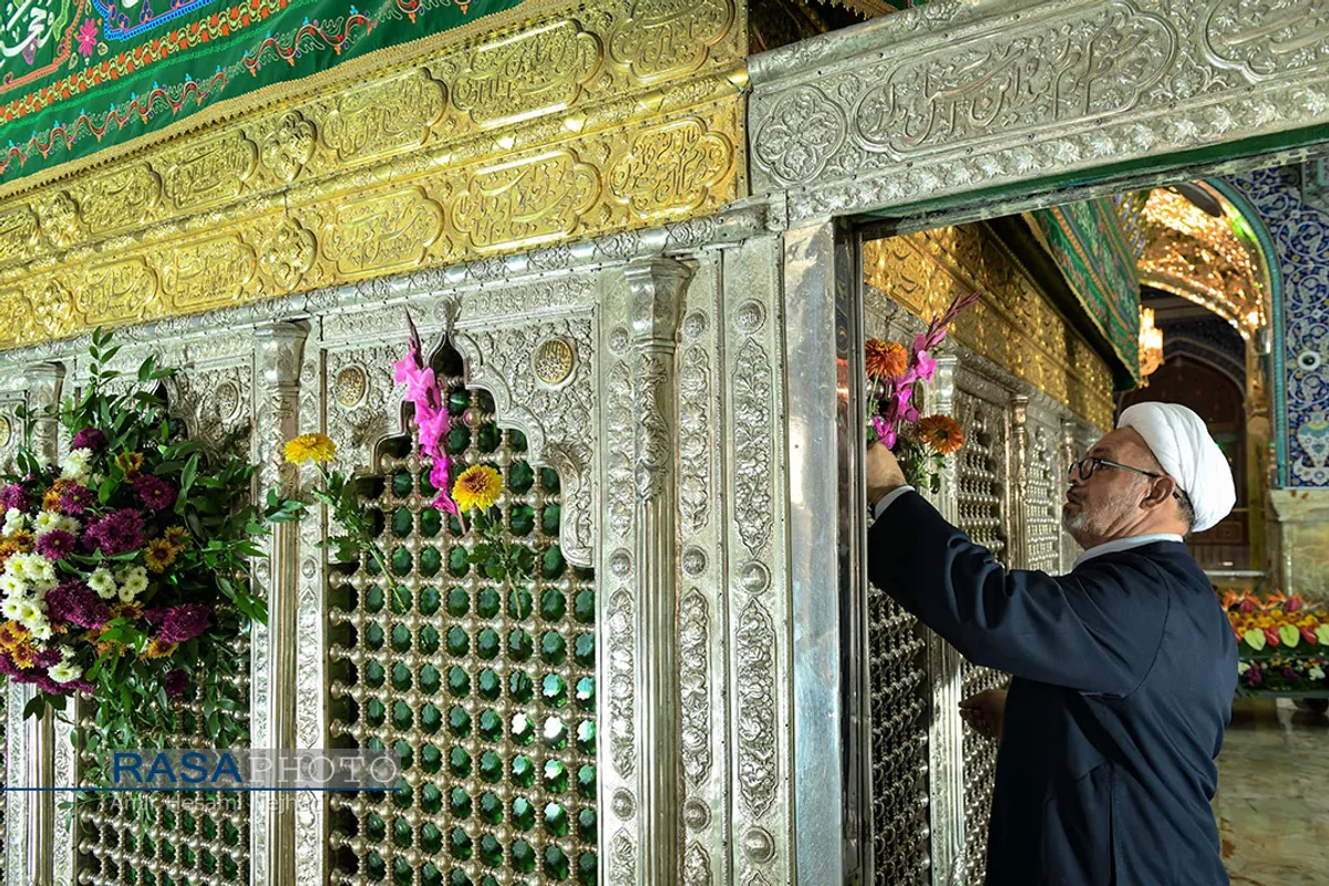 گل&zwnj;آرایی ضریح مطهر حضرت معصومه (س) در شب میلاد پیامبر اعظم (ص)