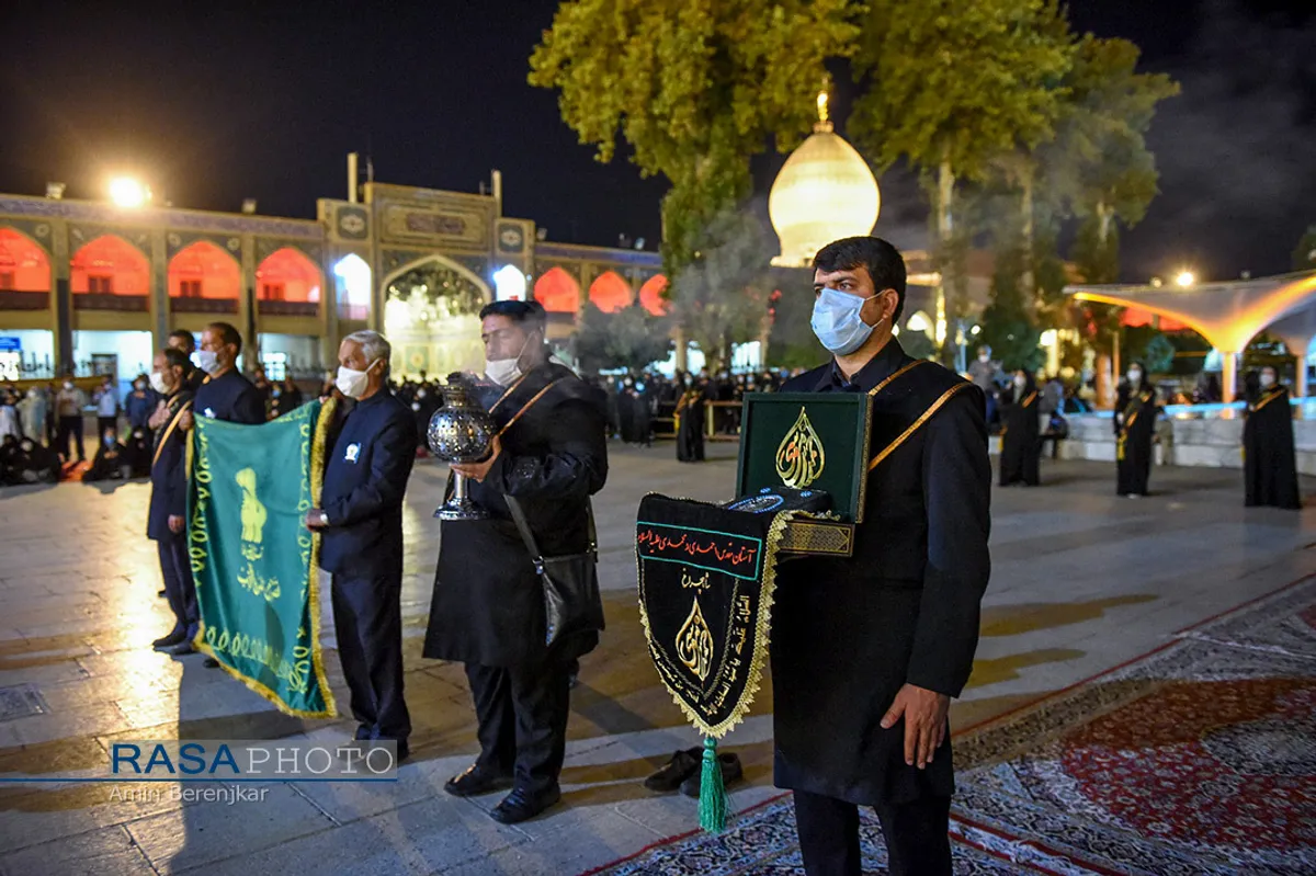 آیین لاله گردانی شب شام غریبان شهادت امام رضا(ع) در شیراز&lrm;
