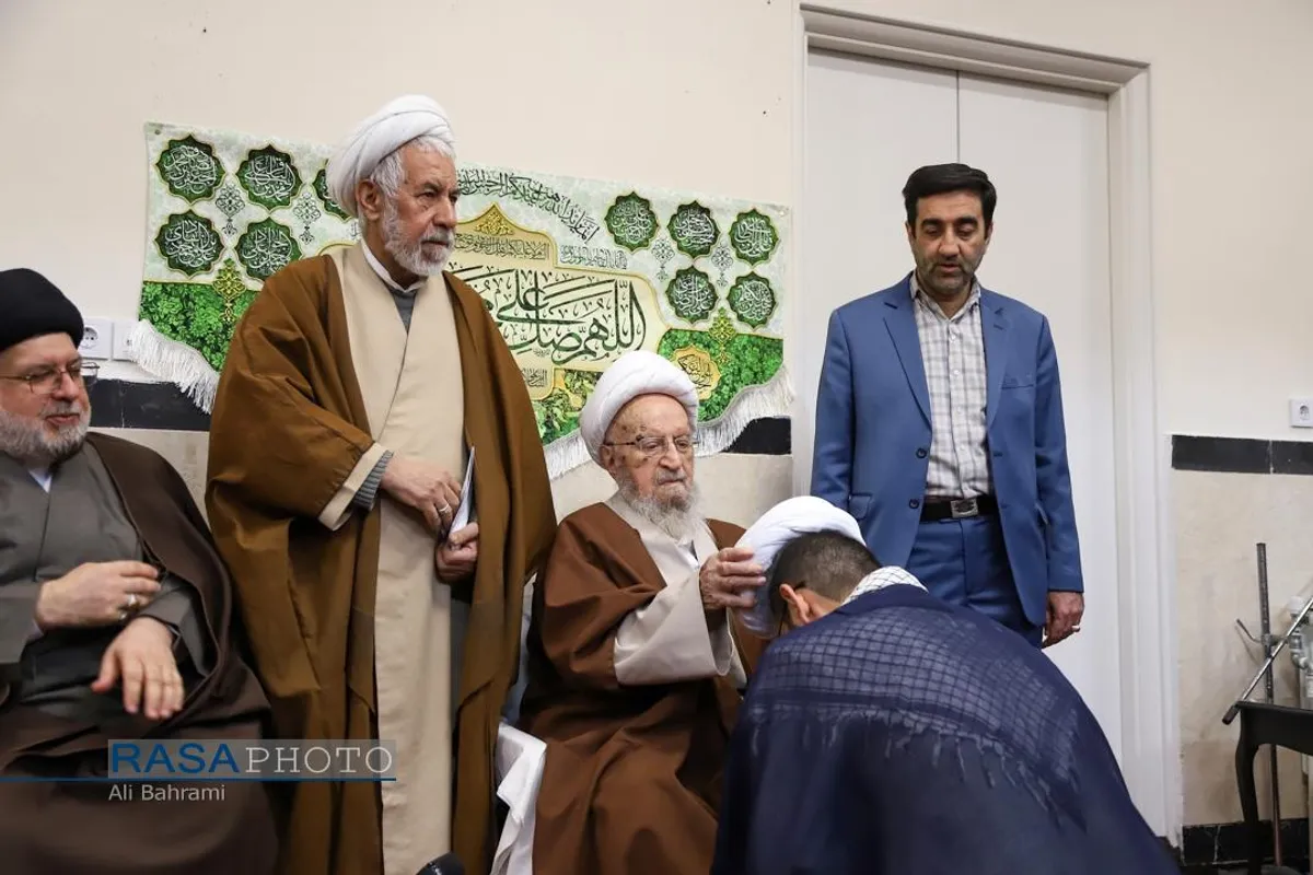 جشن روز مبعث و عمامه&zwnj;گذاری تعدادی از طلاب حوزه علمیه قم در بیوت مراجع تقلید