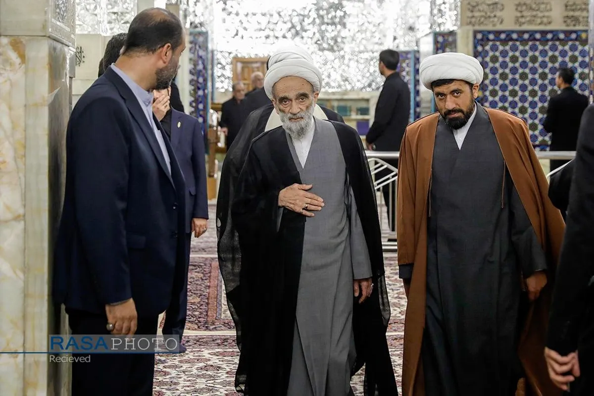 غبارروبی ضریح مطهر رضوی در آستانه دهه &laquo;ولایت و امامت&raquo;
