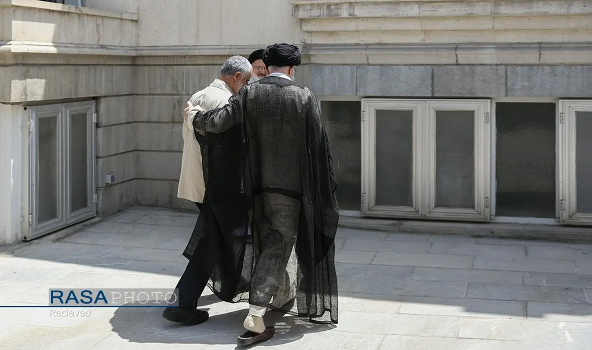 مجموعه&zwnj;ای از عکس&zwnj;های سردار شهید حاج قاسم سلیمانی در کنار رهبر معظم انقلاب