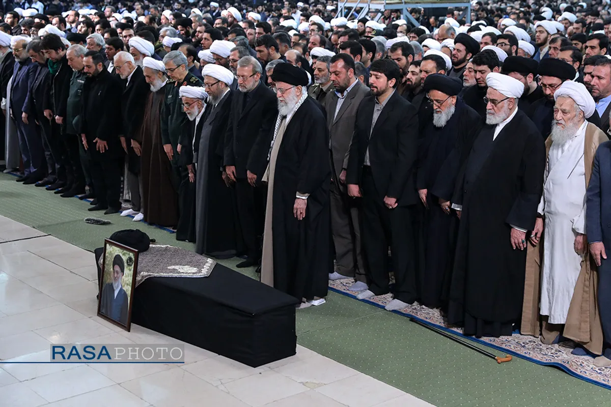 مراسم اقامه نماز بر پیکر آیت&zwnj;الله هاشمی شاهرودی به امامت رهبر انقلاب