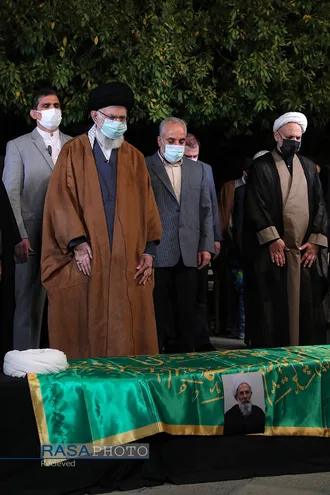 اقامه نماز بر پیکر حجت&zwnj;الاسلام و المسلمین محمدی ری&zwnj;شهری توسط مقام معظم رهبری