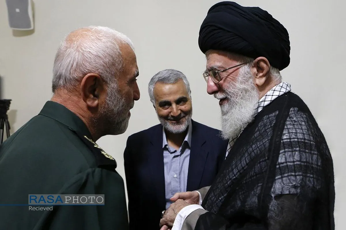 مجموعه&zwnj;ای از عکس&zwnj;های سردار شهید حاج قاسم سلیمانی در کنار رهبر معظم انقلاب