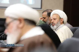 نشست خاطره&zwnj;گویی رزمندگان حوزوی و رونمایی از کتاب عبور از شیشه&zwnj;های شکسته