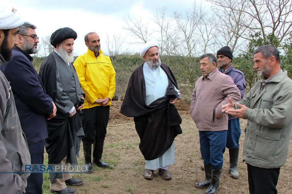 آیت الله توکل نماینده مردم مازندران در مجلس خبرگان رهبری، حجت الاسلام حسن روحانی امام جمعه بابل، حجت الاسلام شکریان رئیس سازمان تبلیغات اسلامی با حضور در مناطق سیل زده مازندران از روند امداد رسانی به سیل زدگان بازدید کردند.
