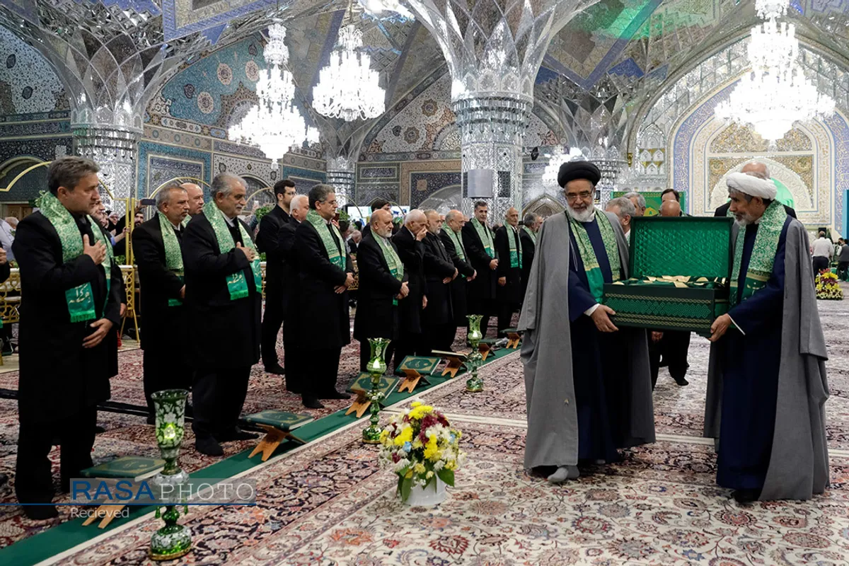 آیین تعویض پرچم گنبد منور رضوی در روز میلاد امام رضا(علیه&zwnj;السلام)