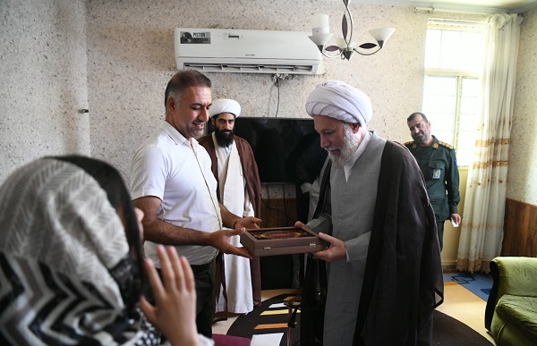 تصاویر| دیدار نماینده ولی فقیه در فارس با خانواده شهدا و جانبازان بمباران لامرد