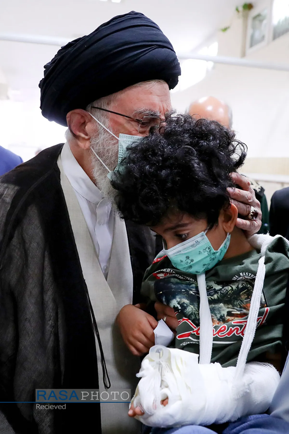 دیدار جمعی از دانش&zwnj;آموزان با مقام معظم رهبری1