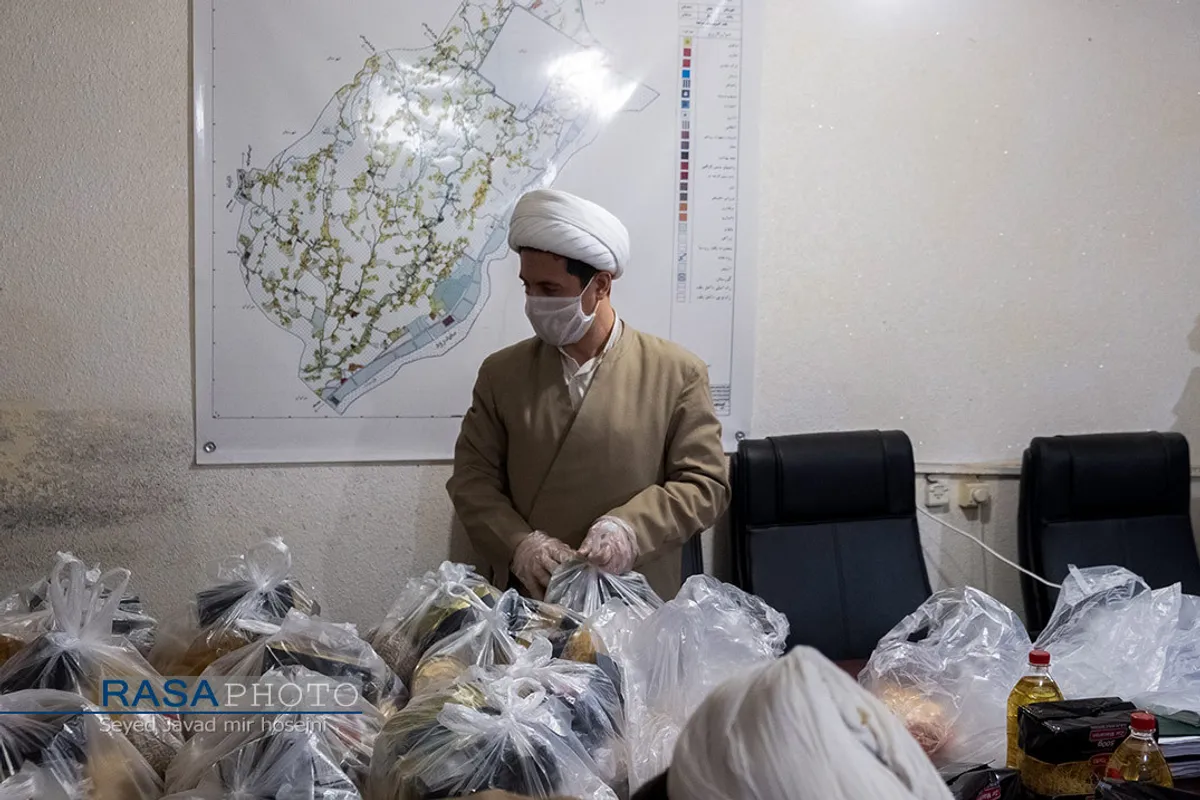 بسته بندی و توزیع مواد غذایی در میان نیازمندان توسط طلاب جهادی گیلان