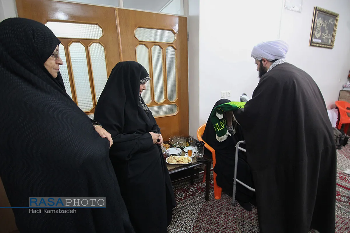 دیدار و تکریم خانواده شهدا با حضور جمعی از طلاب در بیرجند&lrm;