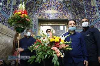 گل&zwnj;آرایی ضریح حرم مطهر در آستانه سالروز ورود حضرت معصومه (سلام الله علیها) به قم
