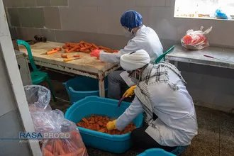 تهیه آبمیوه طبیعی برای بیماران کرونایی در شیراز&lrm;