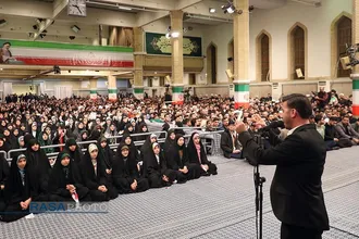 دیدار جمعی از رأی اولی&zwnj;ها و خانواده&zwnj;های شهدا با رهبر انقلاب