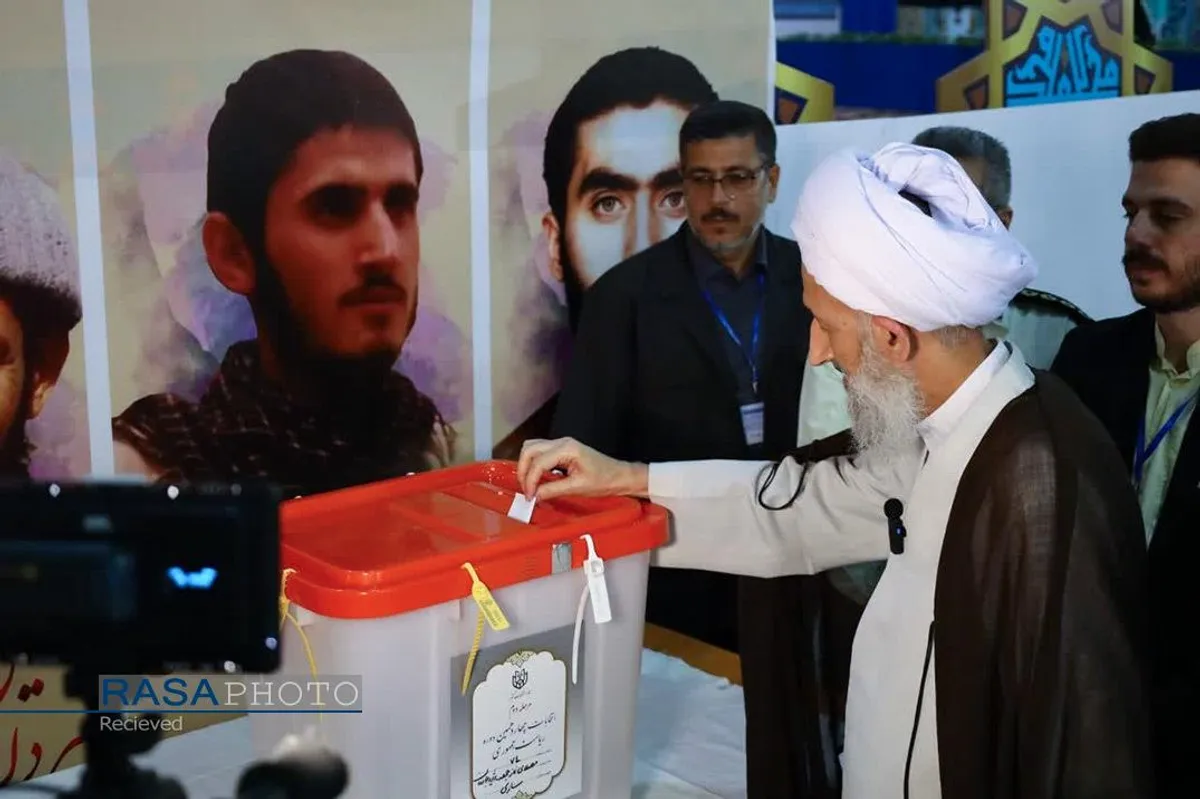 حضور حجت الاسلام والمسلمین لائینی نماینده ولی فقیه در استان مازندران در پای صندوق رای دومین دوره چهاردهمین انتخابات ریاست جمهوری