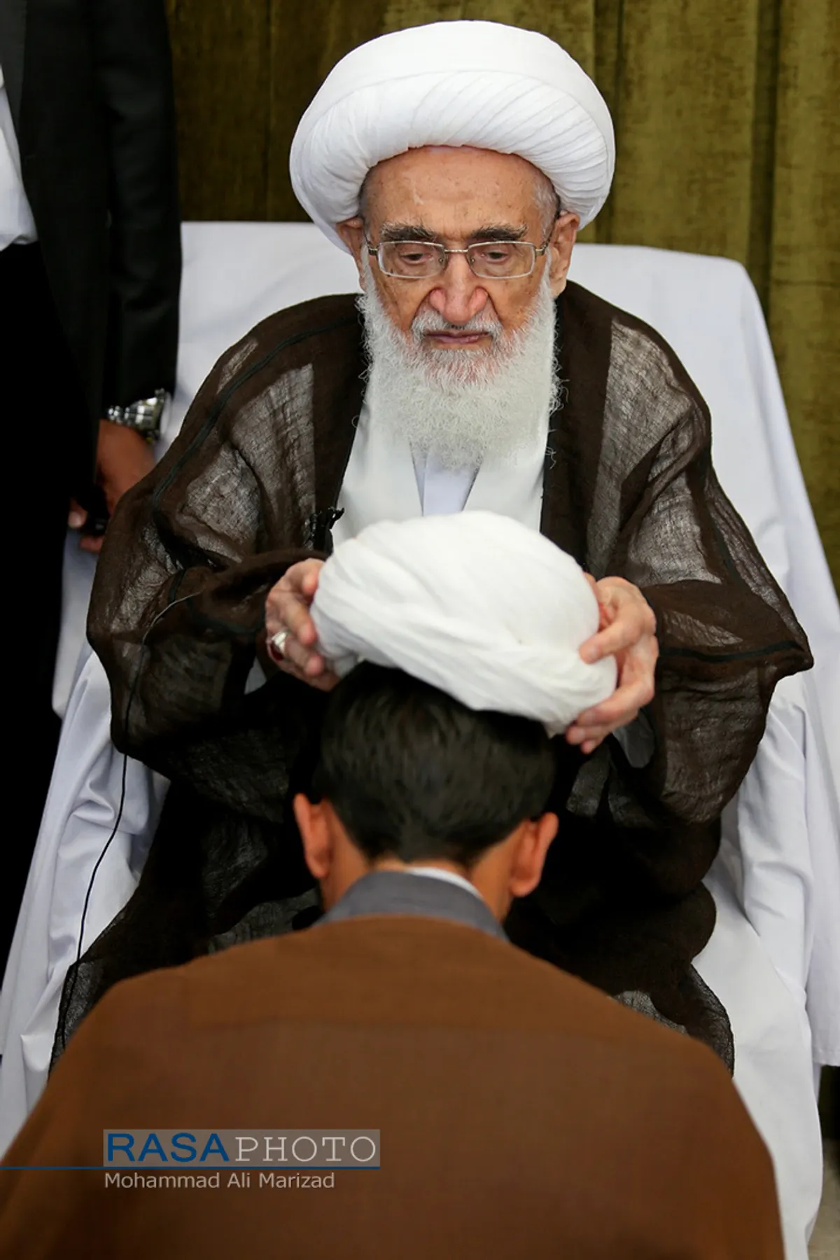 مراسم عمامه&zwnj;گذاری طلاب در بیوت مراجع تقلید در روز عید سعید غدیر