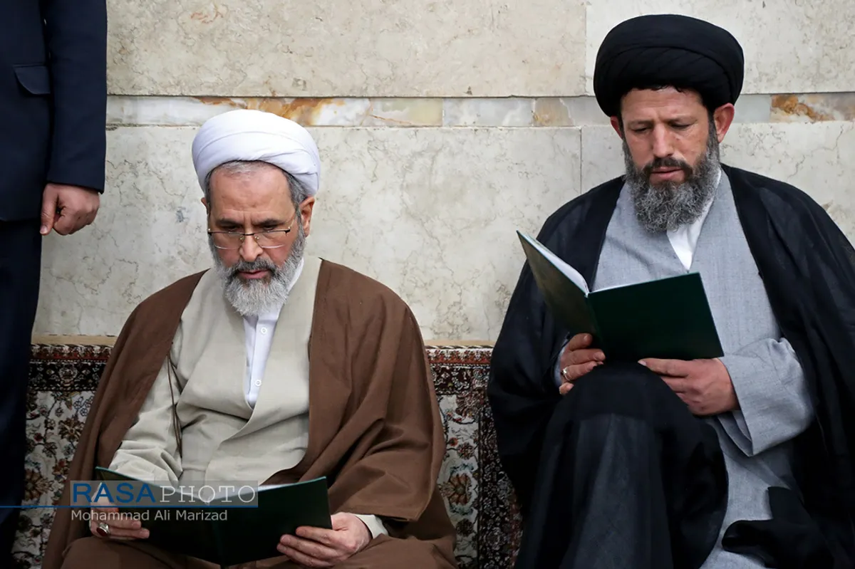  سمت چب آیت الله اعرافی مدیر حوزه های علمیه | حضور علما در مراسم وداع با پیکر مرحوم آیت الله مومن