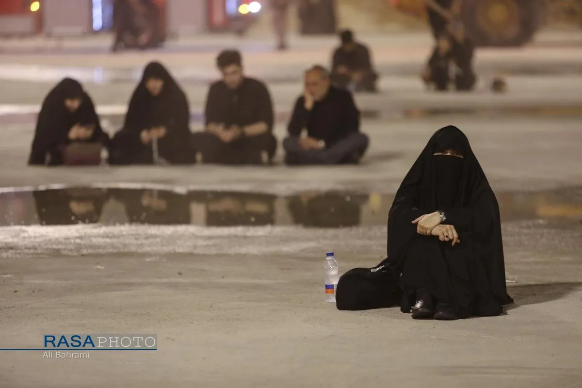 حال و هوای مصلی تهران ساعتی پیش از ورود پیکر مطهر رهبر شهید انقلاب
