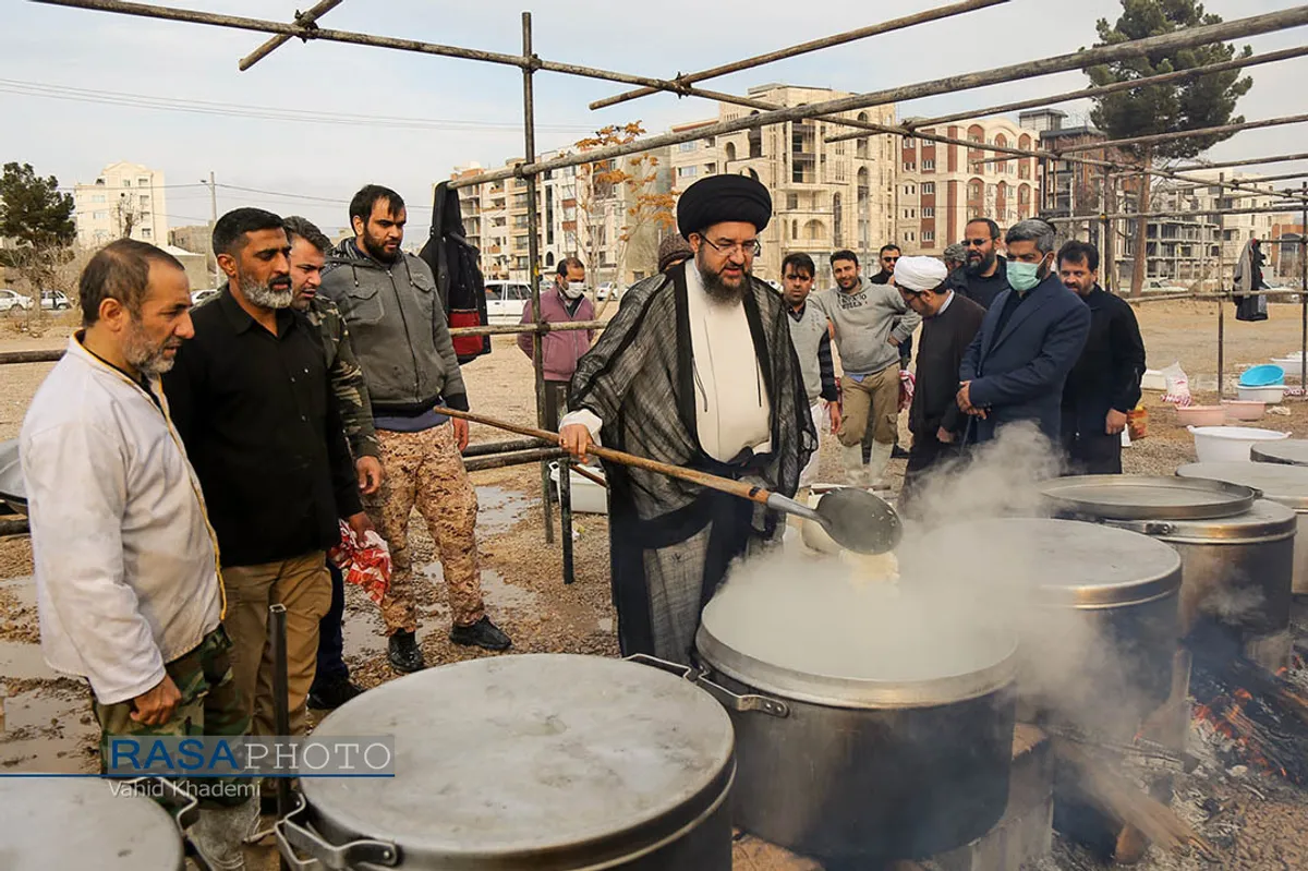پخت ۷۲ دیگ غذای نذری به یاد حاج قاسم در بجنورد&lrm;&lrm;