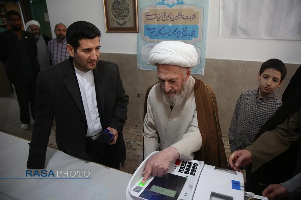 حضور مراجع تقلید در پای صندوق های رای