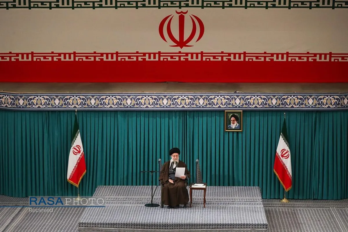 دیدار جمعی از رأی اولی&zwnj;ها و خانواده&zwnj;های شهدا با رهبر انقلاب