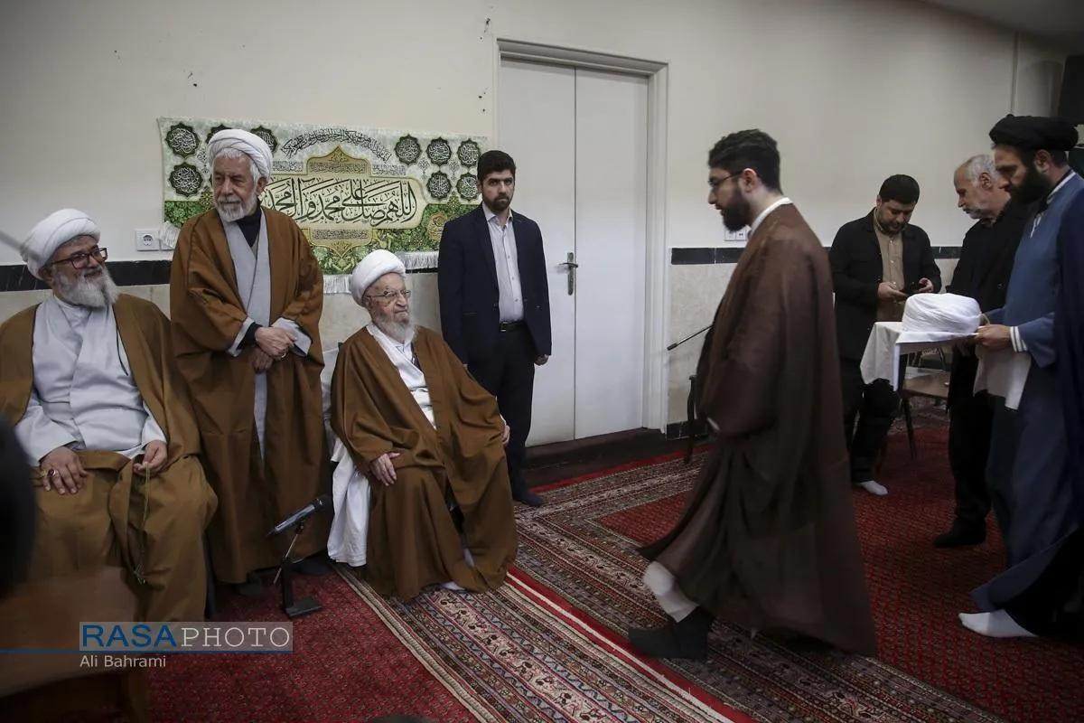 مراسم عمامه گذاری جمعی از طلاب حوزه علمیه قم در روز مبعث