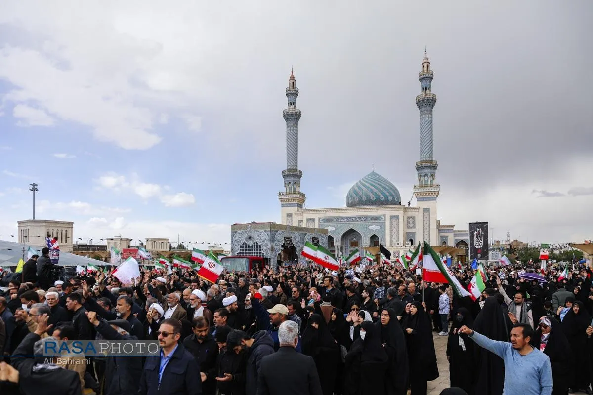 تشییع ۱۲ شهید حملات آمریکایی صهیونیستی به قم