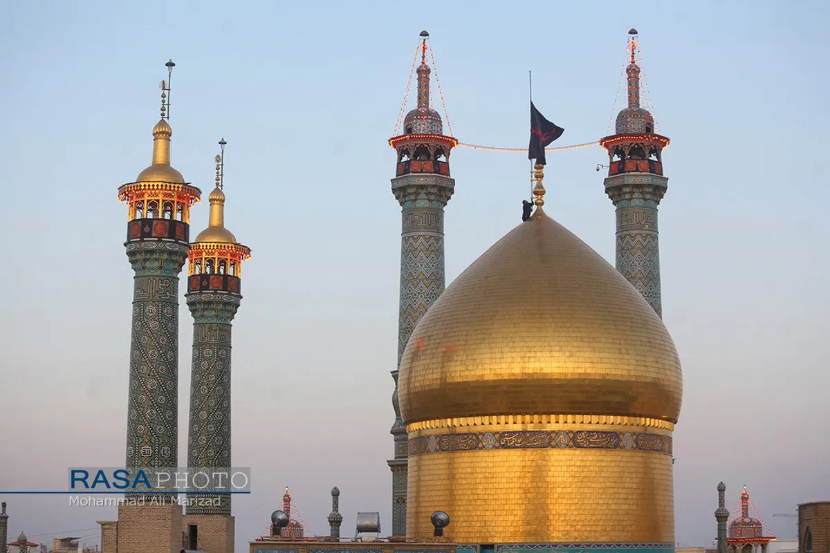 آیین تعویض پرچم گنبد حرم کریمه اهلبیت (ع) در شب اول محرم