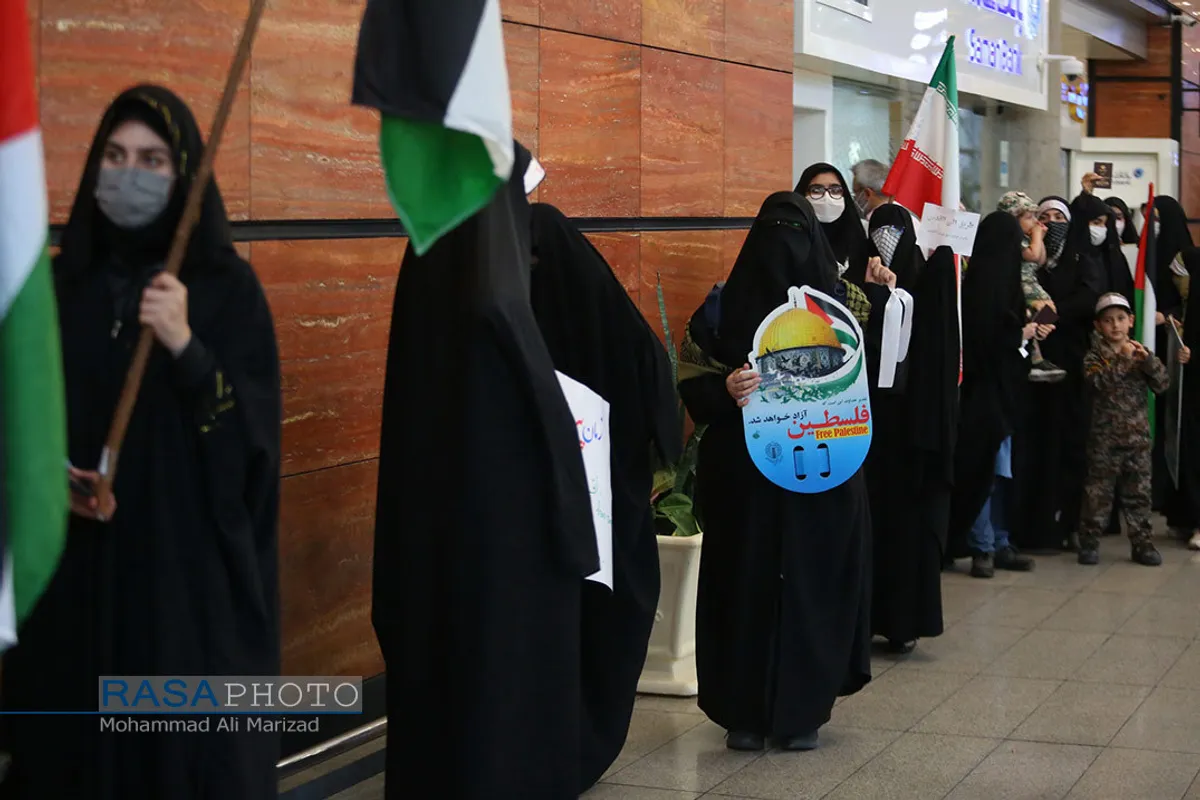 تجمع جمعی از دانشجویان و طلاب در حمایت از مردم مظلوم فلسطین درفرودگاه امام