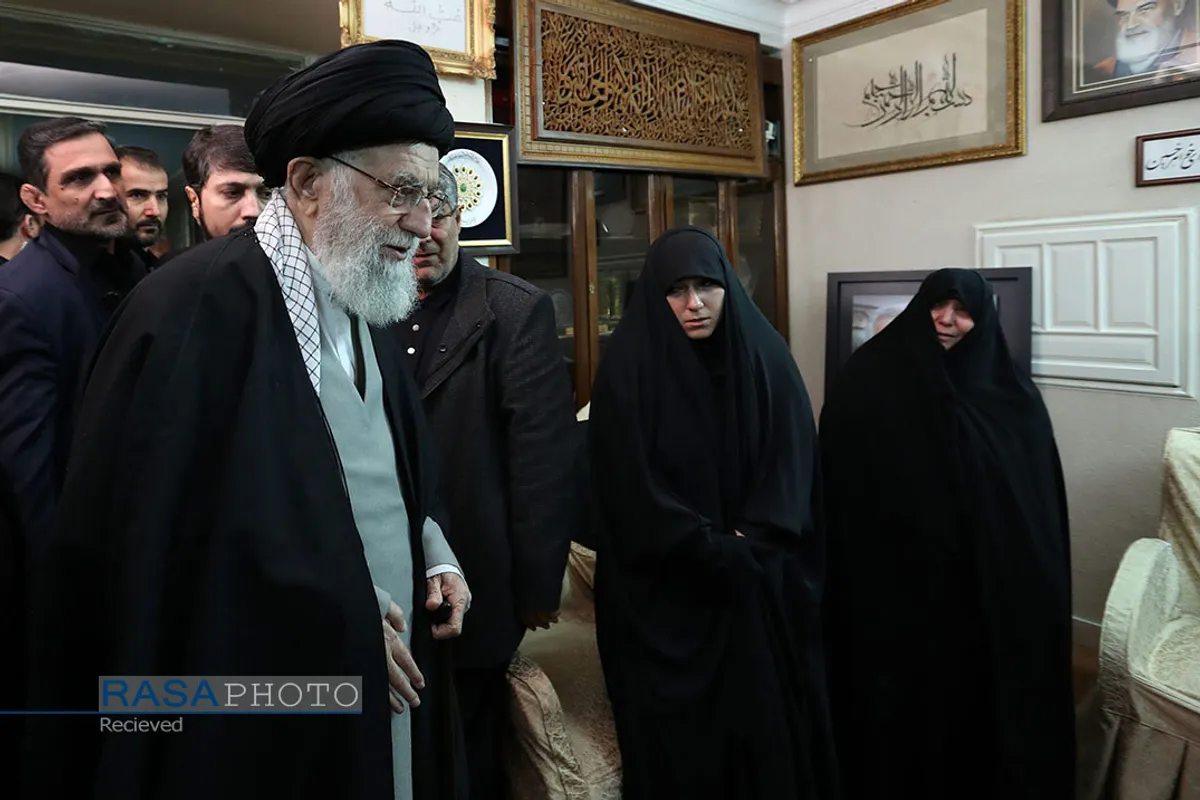 حضور رهبر معظم انقلاب اسلامی در منزل سردار شهید سپهبد سلیمانی