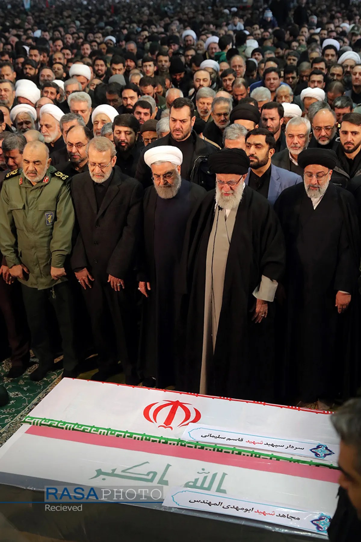 اقامه نماز توسط مقام معظم رهبری بر پیکر سپهبد شهید حاج قاسم سلیمانی و یارانش
