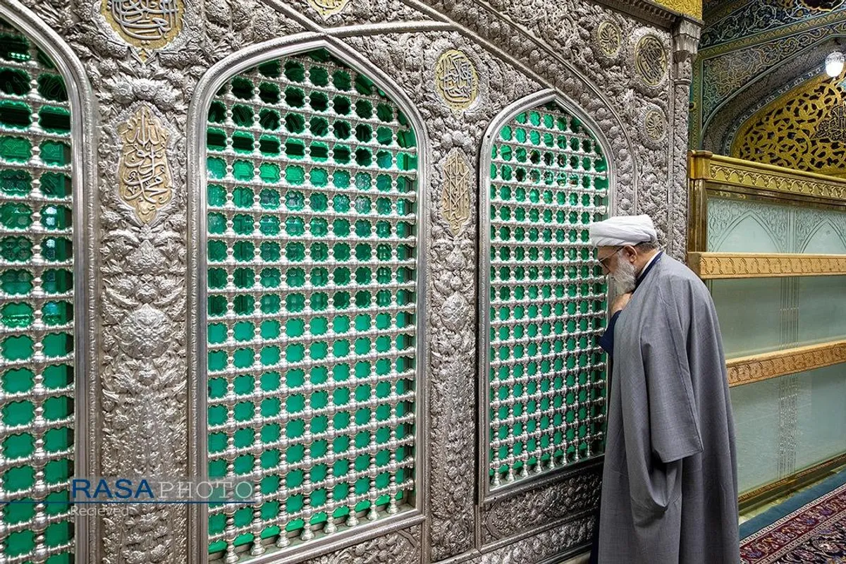 غبارروبی ضریح مطهر رضوی در آستانه دهه &laquo;ولایت و امامت&raquo;
