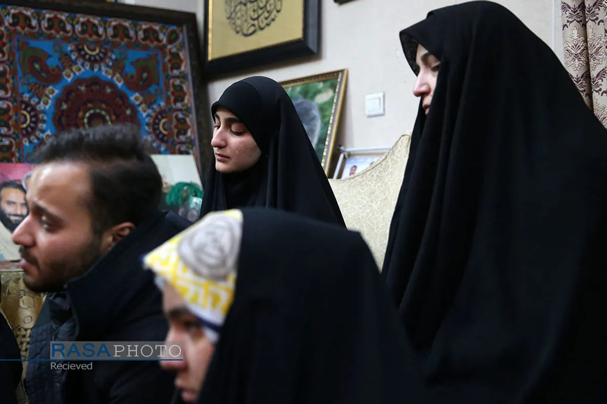 حضور رهبر معظم انقلاب اسلامی در منزل سردار شهید سپهبد سلیمانی