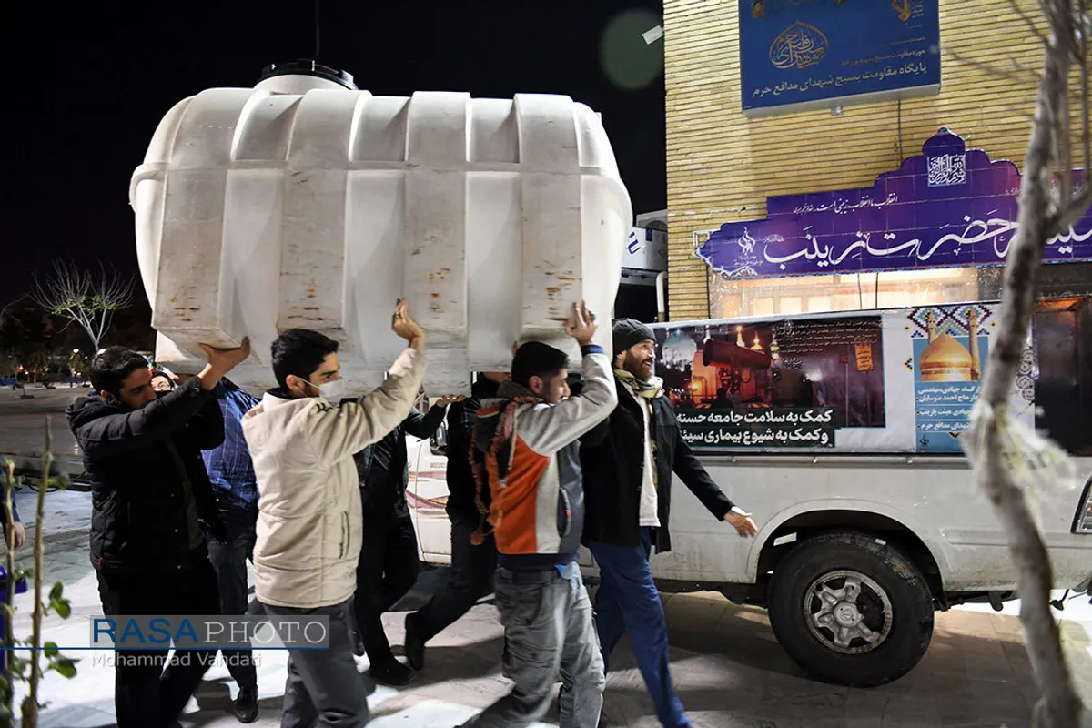 ضدعفونی معابر شهر قم توسط جوانان بسیجی و طلاب