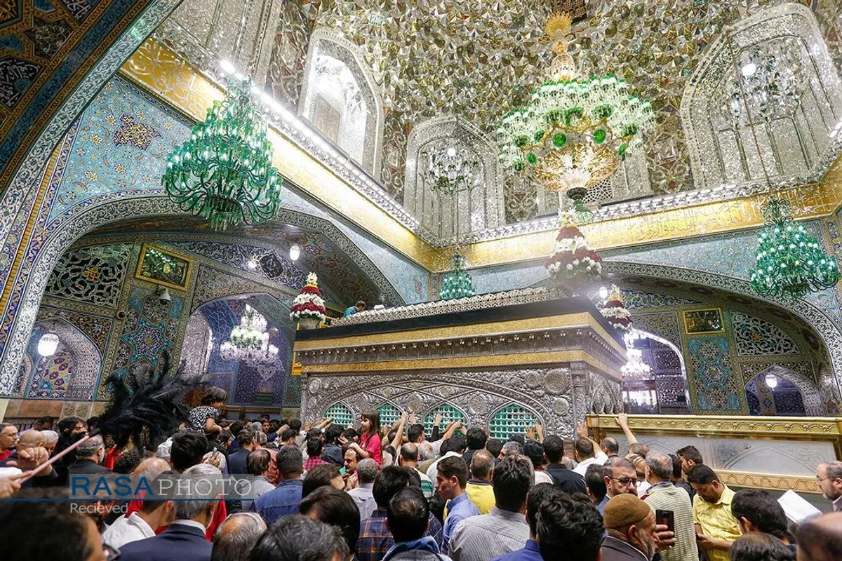 تعویض پرچم گنبد منور رضوی به مناسبت وفات حضرت معصومه(سلام&zwnj;الله&zwnj;علیها)