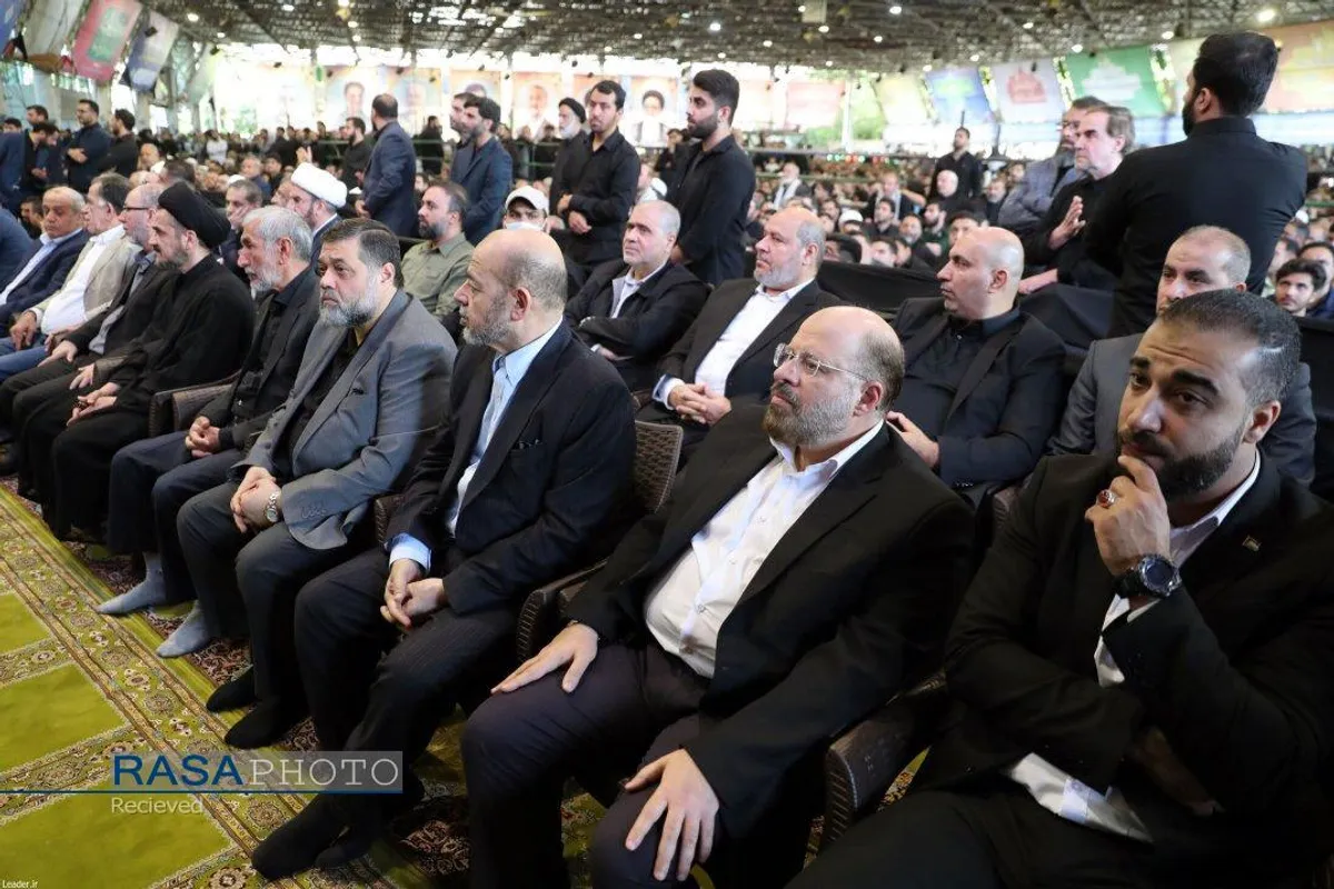 اقامه نماز توسط رهبر معظم انقلاب بر پیکر شهدای خدمت