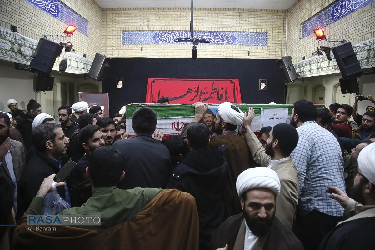 وداع با پیکر طلبه شهید در مدرسه علمیه امام حسین (ع) قم